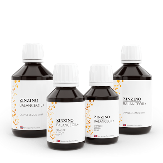 Cuatro botellas marrones con tapón blanco muestran la etiqueta Zinzino BalanceOil+ Naranja Limón Menta. Dispuestas en dos filas sobre un fondo blanco, dos botellas más grandes se sitúan al fondo, mientras que dos botellas Zinzino BalanceOil+ más pequeñas están delante.