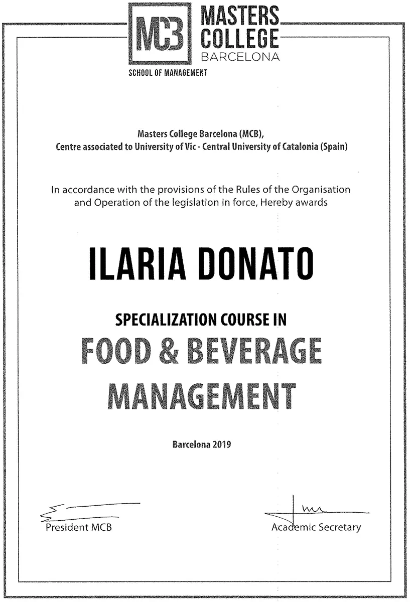 Un certificado de Masters College Barcelona otorgado a Ilaria Donato por finalizar un curso de especialización en Food & Beverage Management en 2019, firmado por el Presidente y el Secretario Académico.