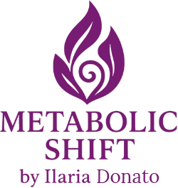 Logotipo abstracto en forma de llama de color púrpura sobre el texto METABOLIC SHIFT de Ilaria Donato sobre un fondo claro, que simboliza el equilibrio interno.