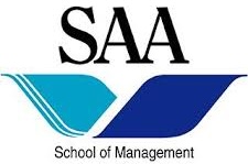 Logotipo de la SAA School of Management, con las siglas SAA en texto negro de gran tamaño sobre dos formas geométricas azules superpuestas que simbolizan el equilibrio interno, y School of Management escrito debajo en letras negras más pequeñas.